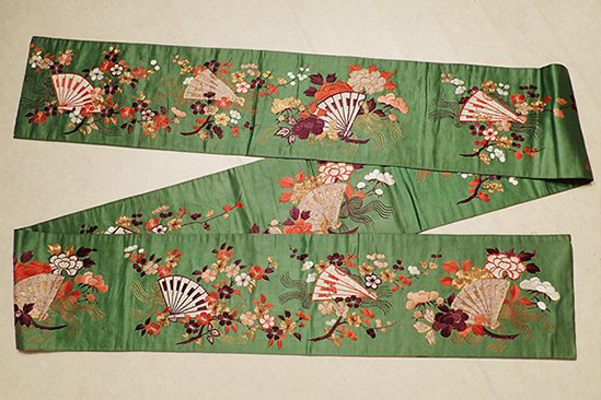 萌黄地繻子花檜扇文様刺繍掛下帯 写真